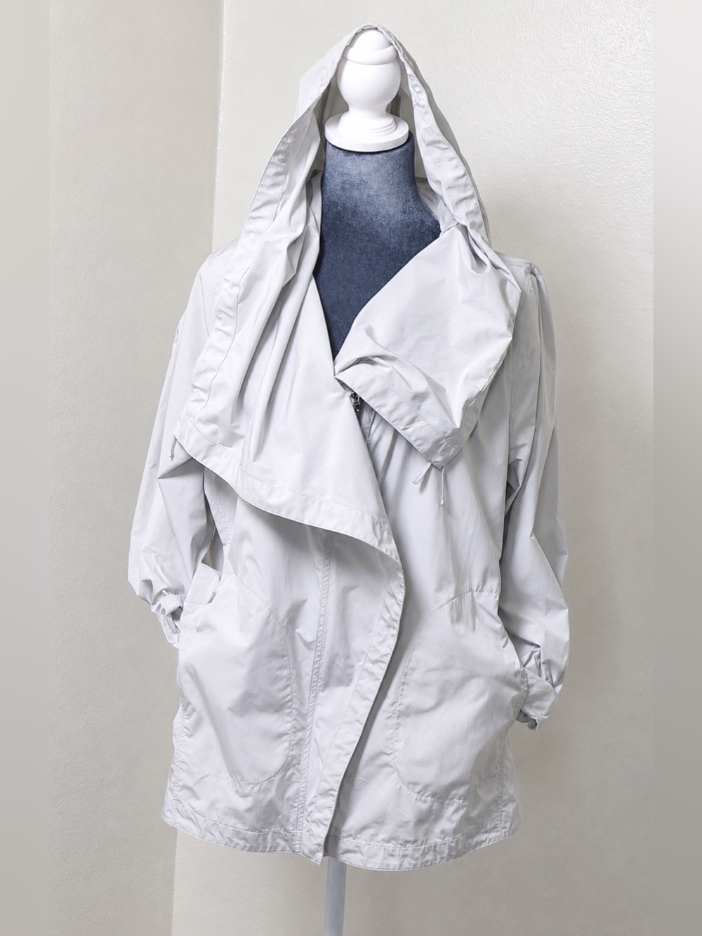Chico’s Zenergy Gray Hooded Jacket Size2 Draped Waterfall Front Lightweight Coat